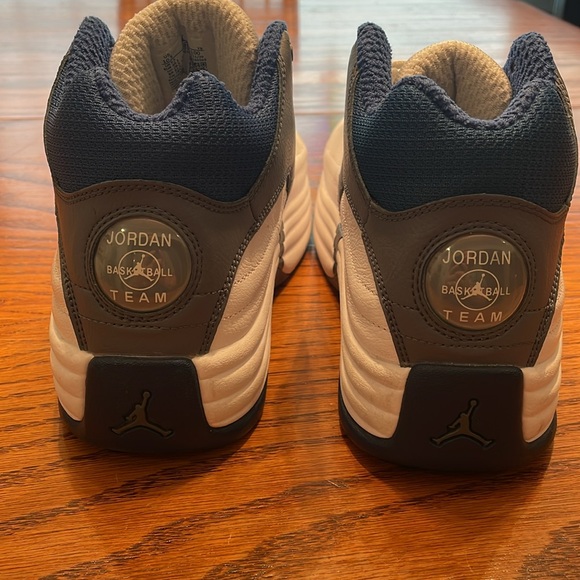 Air Jordan Team 1 Basketball Shoes - Picture 4 of 9